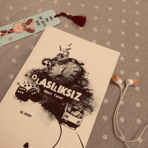 Eğer kitap düşkünü biri iseniz okumaya bu kitapla başlamalısınızzz !!!
Müthiş bir kitap ama 12 yaşından küçükler okumanızı tavsiye etmem anlamayacağınız kelimeler ve uygunsuz sahneler mevcut.

"Hayat satranç gibidir. On parçanı kaybedip yine de kazanabilirsin..."
𝓞𝓵𝓪𝓼ı𝓵ı𝓴𝓼ı𝔃