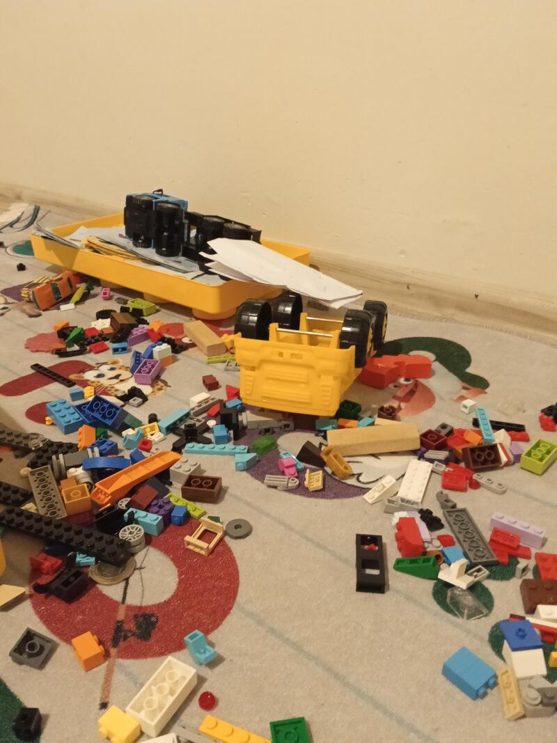 Lego lar bir Oyun dur kırmızı sarı yeşil maviyi gri beyaz siyah mor ve açık yeşil kahverengi var